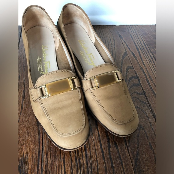 Salvatore Ferragamo Women’s 5.5 Tan Suede Genuine Leather 1.25” Heel Pumps - GUC - Picture 6 of 11